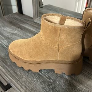 Nice boots, gentle use 2 times